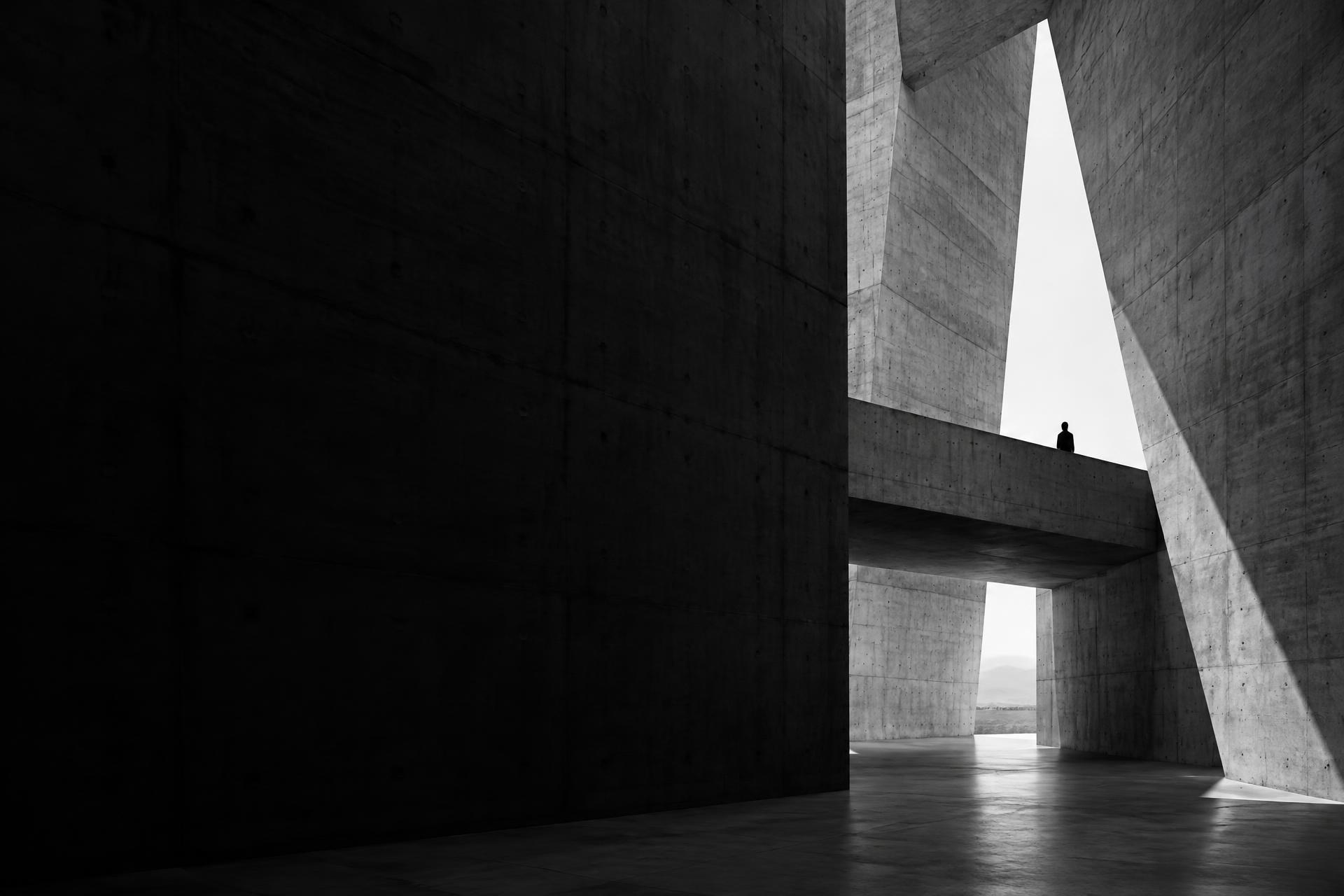 Betonowa architektura z niewielką sylwetką człowieka dla skali